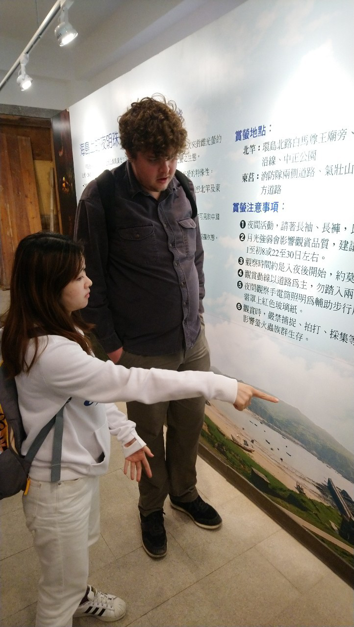 NTOU student Shen Hui-xuan explains Matsu ecology to IMAS student William Bradford.（Photo by the College of Social Sciences）